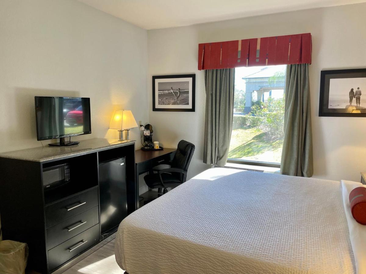 Days & By Wyndham Hotel