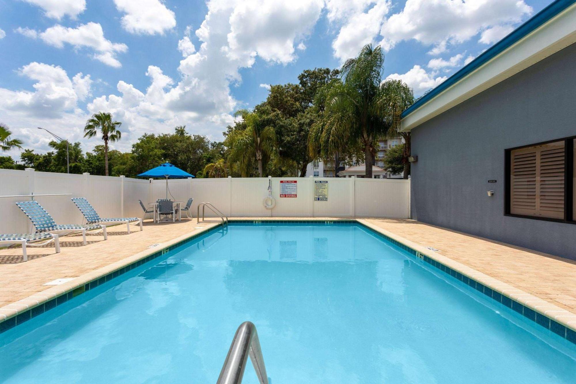 Days & By Wyndham Hotel Lakeland